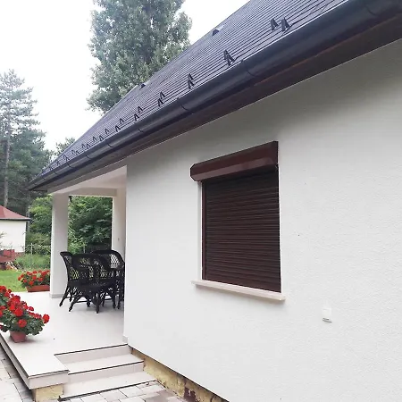 Apartmán Little House With Garden