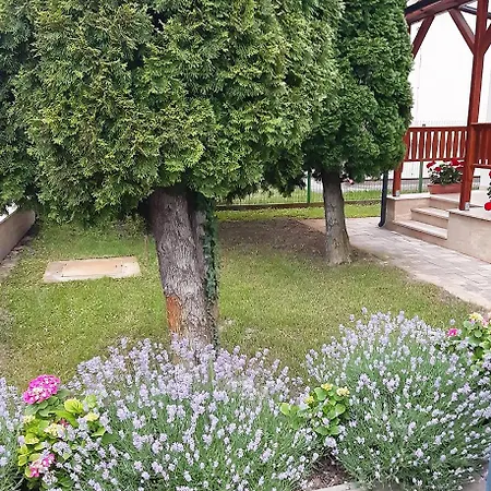 Little House With Garden Apartmán *