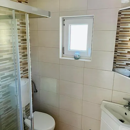 Lägenhet Little House With Garden