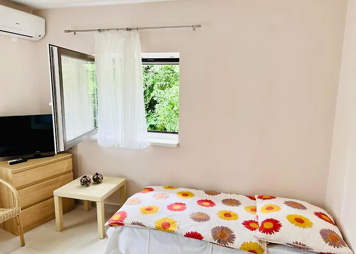 Little House With Garden Apartment *