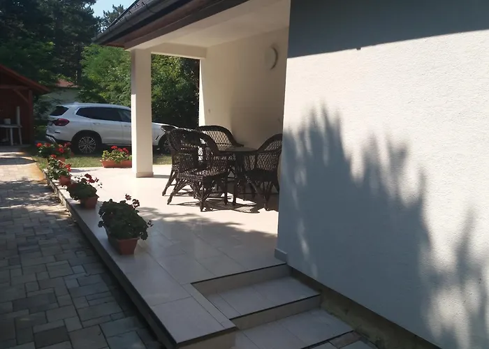 דירה Little House With Garden